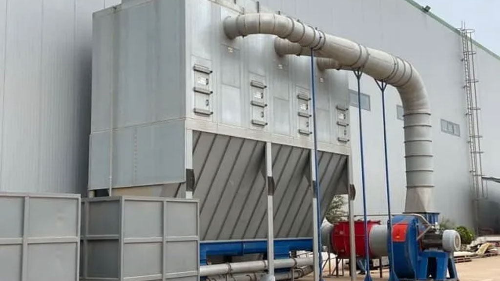 Unité de dépoussiérage industrielle avec manches filtrantes en usine